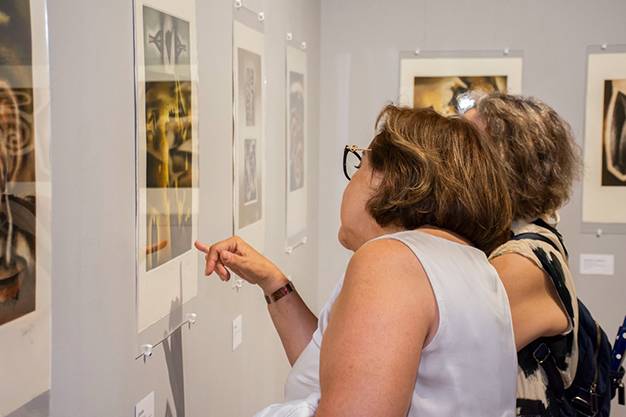 ‘Incisiones pertinaces’ llega al Muni UASLP con cuatro décadas de obra gráfica del maestro Salvador Castro