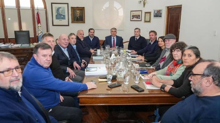 Santa Fe ofreció un aumento del 7% semestral para los estatales, que evaluarán la propuesta