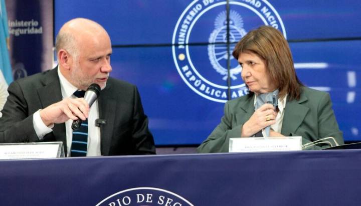 Elizalde descarta "intervención" para liberar a hinchas de la U en Argentina: "Hubo diálogo entre dos Estados"