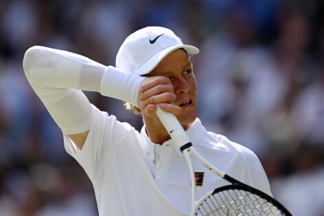 Why Is Jannik Sinner Still Wearing White Sleeves? The Injury Story Behind the Tennis Star’s New Signature Look Jannik Sinner continues to dominate the court, and recently he's added an element to his 