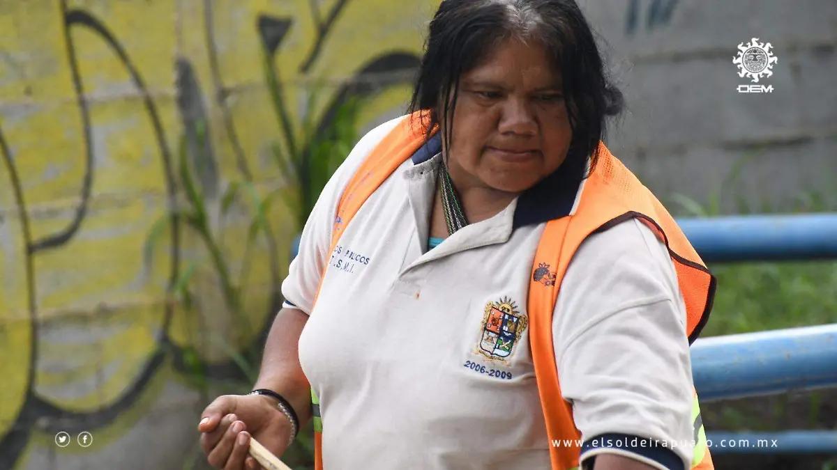 ‘Doña Chatita’ la abuelita que mantiene a Irapuato limpio