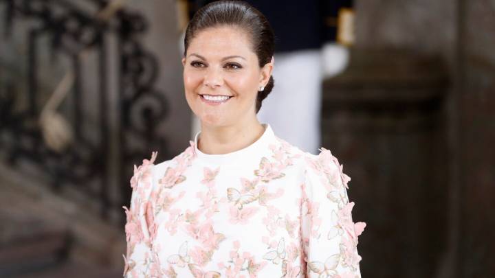 Victoria de Suecia impone moda con su audaz vestido rosa en la ceremonia de entrega del Premio Júnior de Agua