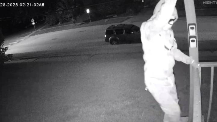 Police investigating attempted armed robbery at north Lincoln apartment