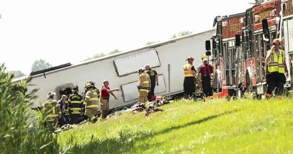 Vuelca en NY autobús con turistas; 5 muertos