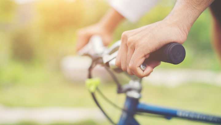 Choque entre un vehículo y un ciclista en la entrada del parking del Helmántico sin consecuencias graves