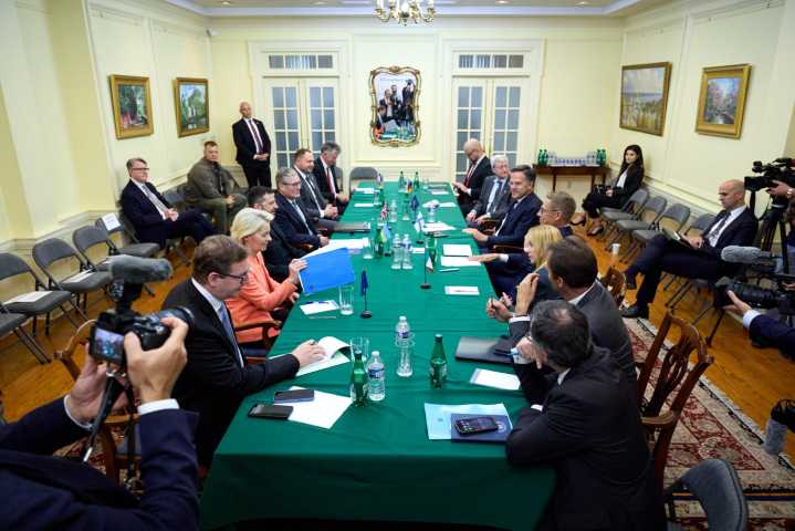 Macron sugirió la presencia de líderes europeos en una eventual cumbre entre Trump, Putin y Zelenski