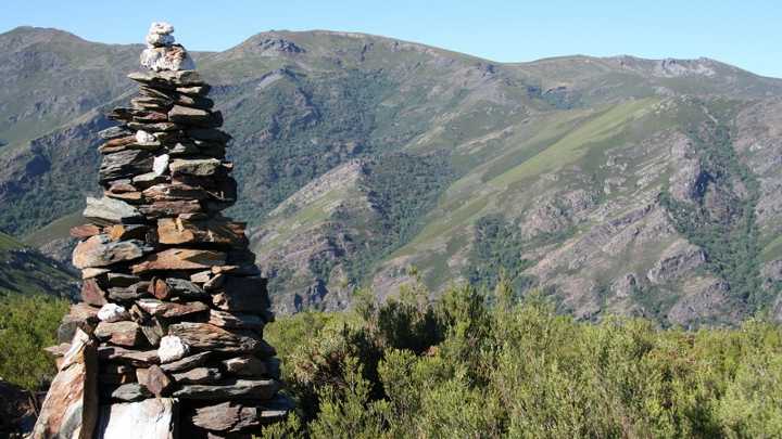 Así es la montaña más alta de Galicia amenazada por el fuego este verano