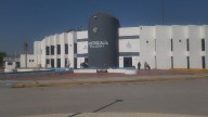 Encuentran a hombre muerto a hombre en autopista Jiménez-Torreón; tenía heridas de balazos