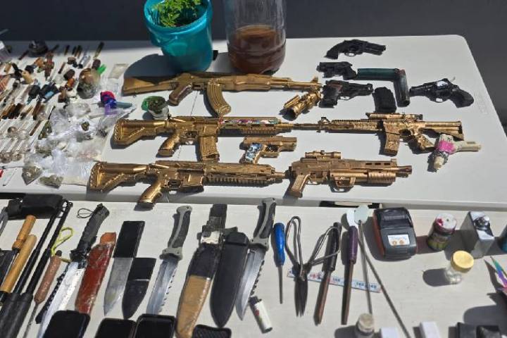 Aseguran droga, armas y celulares en operativo en Puente Grande