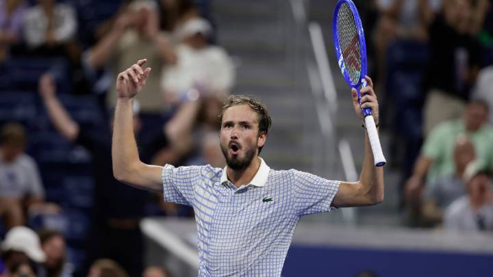 Medvedev’s US Open match delayed by booing fans