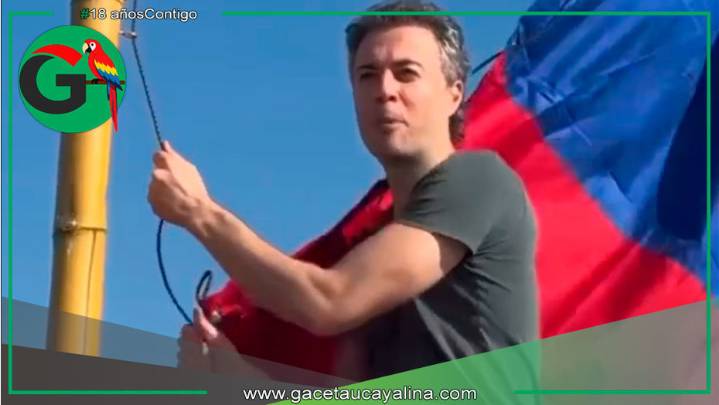Daniel Quintero iza bandera colombiana en isla peruana disputada