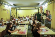 Los niños ucranianos se ven obligados a estudiar en línea o de forma clandestina