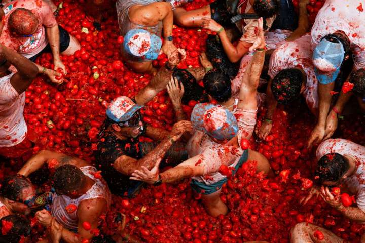 Overripe tomatoes fill the air and streets in Spain's ‘Tomatina’ food fight