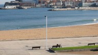 A prisión el sospechoso de violar a una joven francesa en la playa de Poniente de Gijón, que niega los hechos