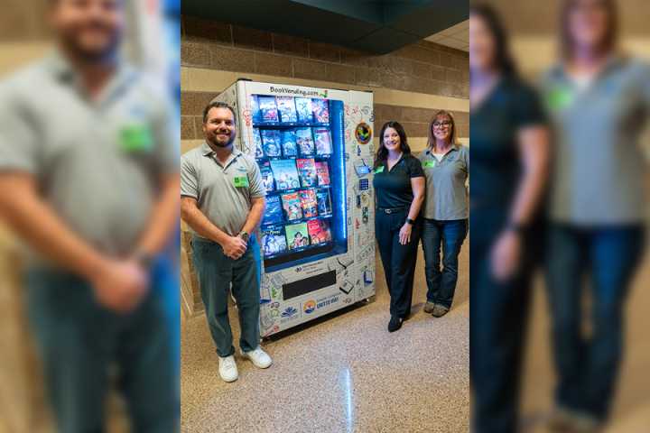 Hudson PEP Elementary celebrates new book vending machine