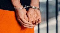 Detienen a sujeto que intentó desarmar a un oficial en Laredo; no es su primer altercado