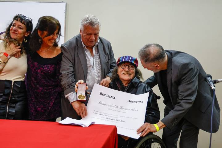 Charly García participó del acto donde fue declarado Doctor Honoris Causa de la Universidad de Buenos Aires