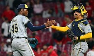 Cerveceros da paliza a Piratas por 12-5; Suman doce victorias al hilo