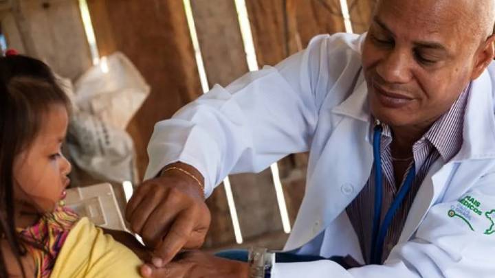 Brasil y Cuba defienden su programa de salud bajo amenaza de Estados Unidos