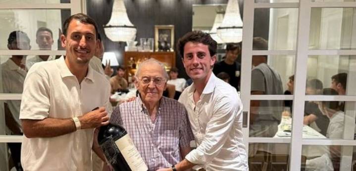 La plantilla se conjura en torno a una mesa antes del inicio liguero