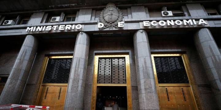Sector público: se perdieron 4.800 empleos en un mes y retrocedió el nivel de los salarios