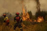 El fuego sigue avanzando en España mientras se mantiene la ola de calor