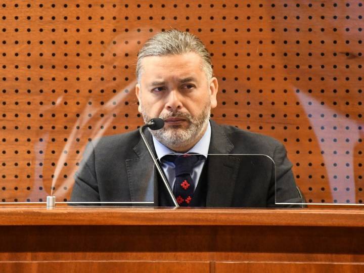 Inhabilitan a juez Daniel Urrutia para revisar causas contra delitos en liceos emblemáticos de Santiago