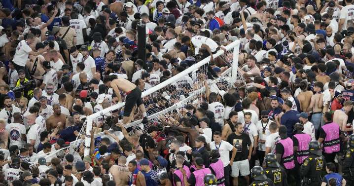 PSG multado por conducta de hinchas y bandera de 'mafia de la UEFA' en final de Champions