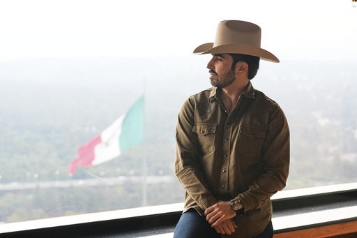 Joss Favela hace crecer su círculo de amigos en “Mis Compas Vol. 2”