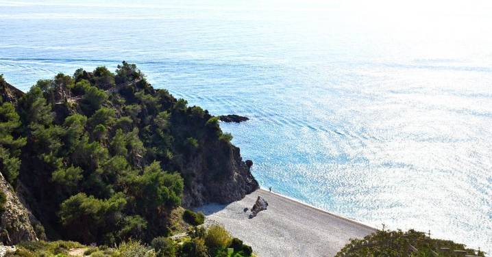 La cala secreta de Málaga con aguas de película que todavía los turistas no conocen: "Bonita, muy tranquila y con unas vistas hermosas"