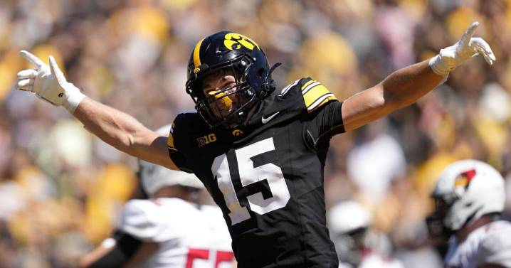 Report: Iowa wide receiver to miss month with foot injury