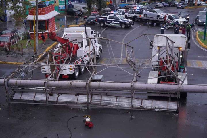 Fuerte lluvia derriba espectacular en Tlalnepantla; cae sobre un auto