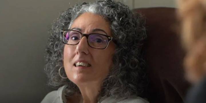 Una mujer con un trastorno neurológico volvió a hablar tras 25 años con ayuda de inteligencia artificial