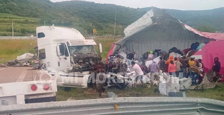Michoacán: tráiler vuelca en Copándaro y aprovechan para llevarse mercancía
