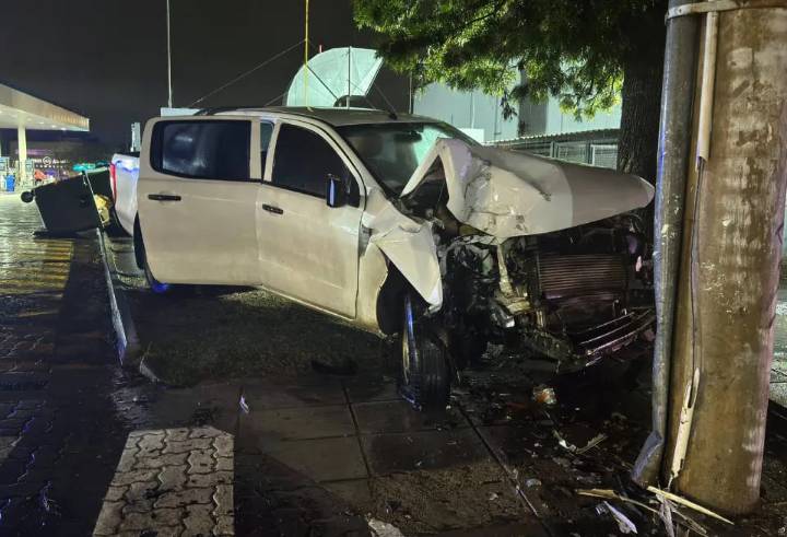 Conducía alcoholizado y chocó con su camioneta contra un poste en Villa Allende