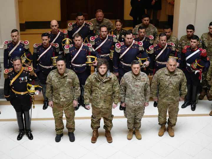 Vestido de militar, Javier Milei se mostró con un ministro que será candidato a diputado