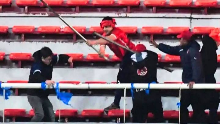 El video más escalofriante de Independiente vs. U de Chile: lo desmayaron de un palazo en la cabeza