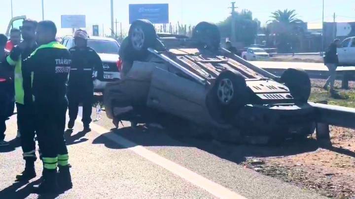Accidente y vuelco en el Acceso Sur dejó una persona atrapada y el tránsito complicado