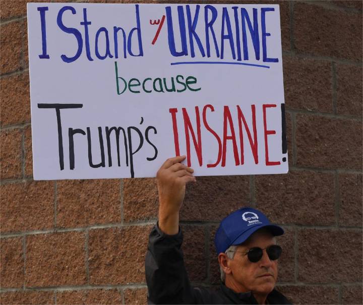 Trump recibe a Putin con alfombra roja en la base militar de Alaska y la gente en la calle con protestas