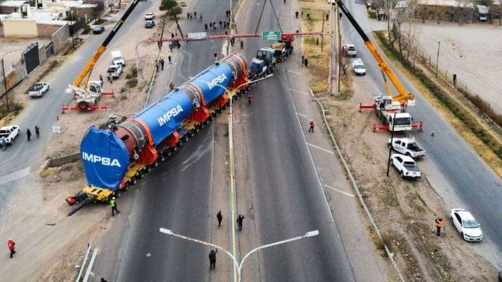 El puente a la destilería de YPF resiste el 10% del peso del reactor de IMPSA y necesita 80 puntales