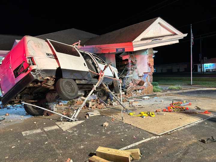 Camioneta destruye poste, cajero automático y parte de un banco