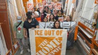 Mayor organización latina pide a The Home Depot negar a ICE acceso a sus instalaciones