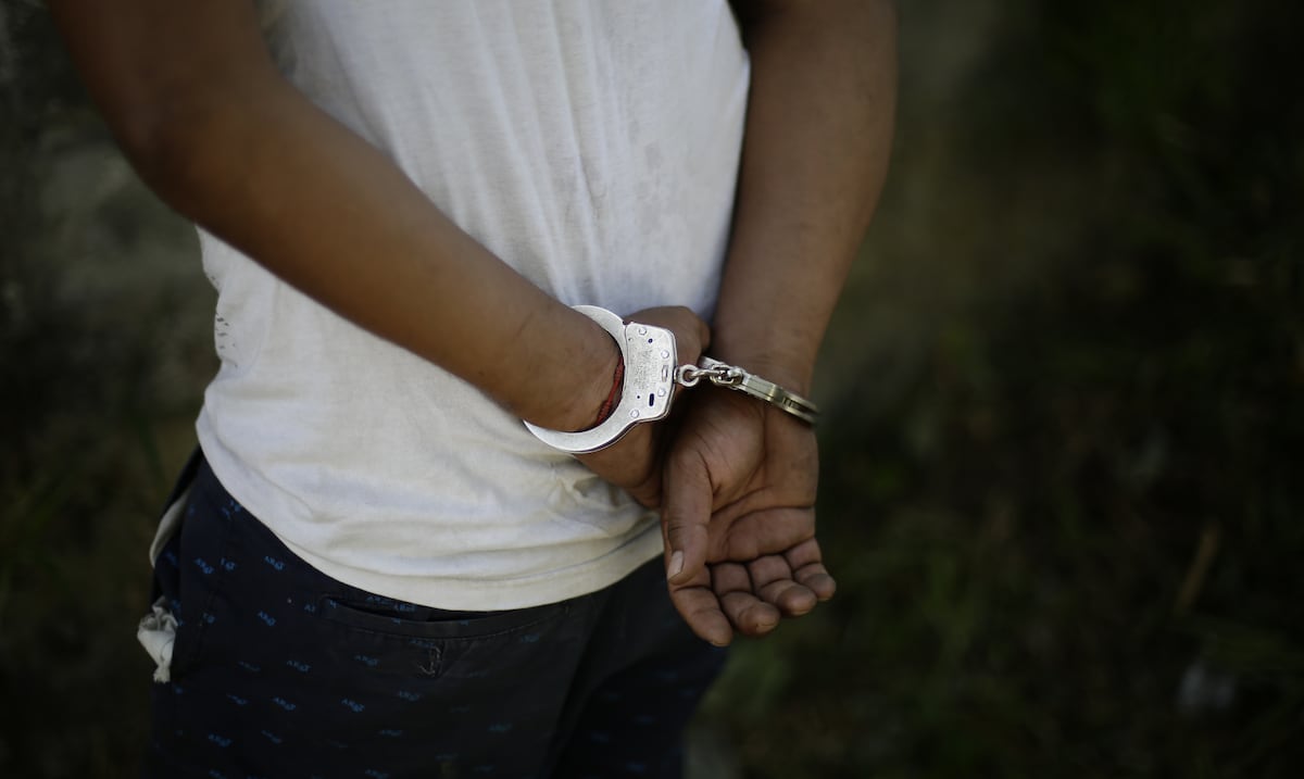 Arrestan empleado tras irrumpir portando varias armas a oficina del municipio de Vega Alta
