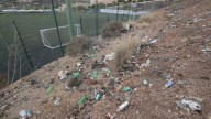 Basura, abandono y resignación vecinal en el parque de La Mayordomía: vecinos denuncian la falta de limpieza en los alrededores de los campos de fútbol