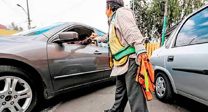 Multas y arrestos de hasta 36 horas para ‘viene viene’ en CDMX que apartan lugares o cobran por cuidar autos
