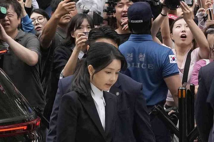 S. Korean officials seek arrest warrant for ex