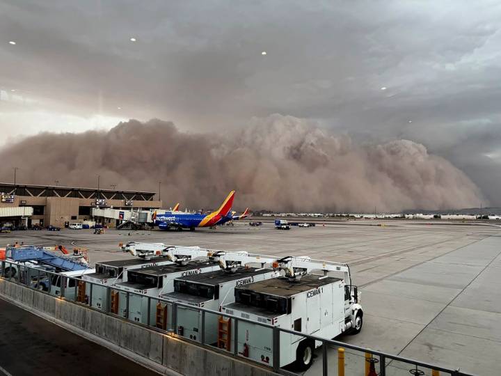 Towering wall of dust rolls through metro Phoenix, leaving thousands without power