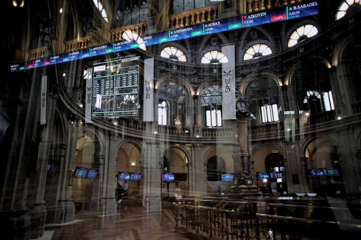 El Ibex 35 arranca la semana al alza y roza máximos de los últimos 16 años
