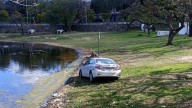 Parque del Sur: estacionó el auto, no le puso el freno de mano y casi termina en el agua