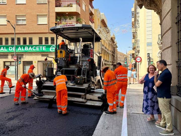 Manuel Serrano destaca el buen ritmo de los trabajos de asfaltado en 1.200 metros de las calles Feria y San Julián y anuncia que se reabrirán al tráfico a las 23:00 horas de hoy El alcalde explica que